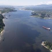 Photo d'un navire pétrolier à proximité du terminal maritime de Trans Mountain, prise le 29 mai 2018.