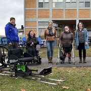Une partie de l'équipe du Relais plein air : Émilie Caron, Marie-Pier Bouladier (assise dans un fauteuil roulant) et Marie-Josée Cadieux; Koralie Boyer se tient debout à l'aide d'une marchette. À ses côtés, Sylviana Geoffray, agente de développement en activités physiques chez Loisir sport Outaouais. 