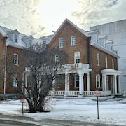 L'extérieur du presbytère de Rimouski en hiver. 