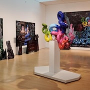 Plusieurs œuvres installées dans une salle d'exposition.