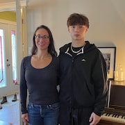 Un jeune homme et sa m&egrave;re.