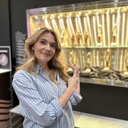 Rosalie Vaillancourt qui pointe un présentoir de trophées dans le foyer de la salle Odyssée à Gatineau.