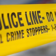 Un ruban jaune de la police.