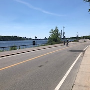 Cyclistes et piétons circulant sur la rue Jacques-Cartier.