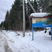 Un panneau de la Municipalité de Sainte-Paule durant l'hiver.