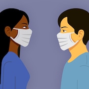 Deux personnes qui portent des masques qui se regardent.