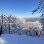 Des skieurs au Mont-Orford.