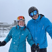 Deux skieurs vêtus de bleu.