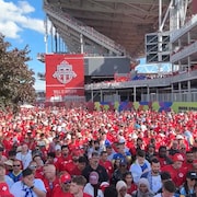 Une foule de supporters sort du stade et se dirige vers la sortie de Exhibition place.