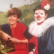 Suzanne Pinel, alias Marie-Soleil, sur le plateau de tournage en compagnie de Fergus et du Clown Samuel.