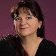 Sylvie Dufour, souriante devant la caméra.
