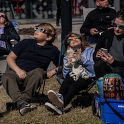 Des jeunes qui regardent l'éclipse. 