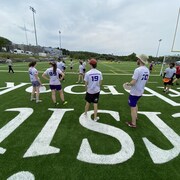 Une partie de ultimate frisbee.