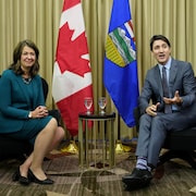 Justin Trudeau et Danielle Smith avant leur rencontre à Calgary le 13 mars 2024.