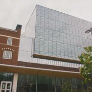 Une photographie de la façade du University Commons, de l'Université de l'Alberta. 