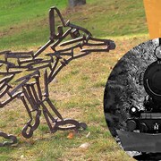 Une sculpture de l'artiste Yvan Xavier Regout représentant un renard et une image du train à vapeur Hull-Chelsea-Wakefield.