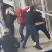 Des personnes se battent.