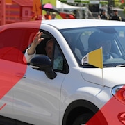 Le pape François à bord d'un véhicule officiel.