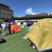 Des mnifestants installent des tentes sur le campus de l'UBC, le 29 avril 2024. 