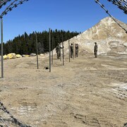 Des militaires canadiens préparent le terrain.