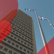 Des drapeaux du Québec flottent devant le Complexe G.