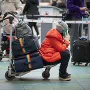 Des passagers à l'aéroport YVR le 20 décembre 2022. 