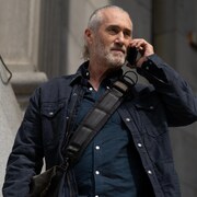 Christophe L'Allier (Roy Dupuis) parle au téléphone.