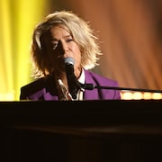 Marie-Jo Thério chante en jouant du piano.