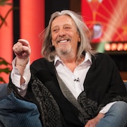 Portrait de Serge Fiori qui pointe Jean-Philippe Wauthier.