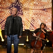 Claude Dubois chante à l'émission Bonsoir bonsoir accompagné de deux violonnistes.