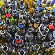 Des millions de bouteilles de verre pourront être retournées chez des détaillants et dans des centres de dépôt en 2023, tel qu'annoncé par le gouvernement québécois récemment.