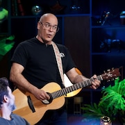 L'humoriste Daniel Grenier joue de la guitare sur le plateau de Bonsoir bonsoir.