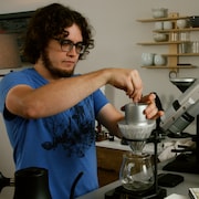 Homme qui prépare un café.