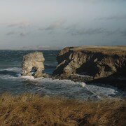 Un trou dans un rocher aux Îles-de-la-Madeleine.
