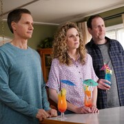  François, Judith  et Raynald sont au comptoir de la cuisine avec un cocktail et regarde leur père de façon incrédule.