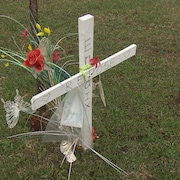 Une croix, des fleurs et un arbre ont été installés à la mémoire de la fillette.