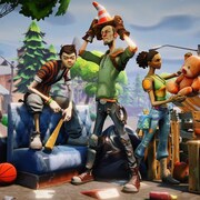 Des personnages de Fortnite se trouvent parmi divers objets (caisses de bois, sofa, sacs de poubelle, cônes, etc.). Ils font face à la caméra.