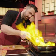 Charles-Antoine qui flambe sont plat de ris de veau aux morilles.