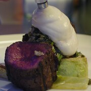 Colombe St-Pierre dresse une assiette de longe de bison beaumier.