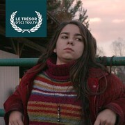Deux jeunes filles, appuyées contre une clotûre.