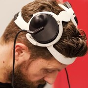 Gert-Jan Oskam porte un casque capable de transmettre des signaux au cerveau.