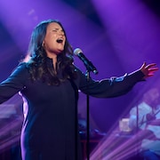 Marie-Eve Janvier chante sur le plateau de l'émission Bonsoir bonsoir.