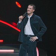 L'humoriste sourit sur sc&egrave;ne.