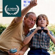 Un homme (Benoît Poelvoorde) montre du doigt quelque chose dans le ciel à un enfant qui tient des jumelles, sous la mention Le trésor d'ICI Tou.tv.