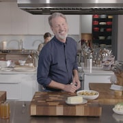 Ricardo qui cuisine une soupe-repas au poulet à l’indienne.