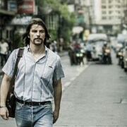 Un homme (Josh Hartnett) marche au milieu d'une rue en pleine ville.