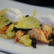 Colombe St-Pierre montre aux candidats comment faire des lasagnes. 