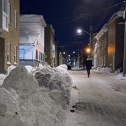 Une rue enneigée de la basse-ville de Québec.