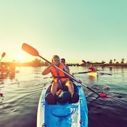 Kayak et canoë en famille. Enfants en canoë. Famille en kayak. À la tombée du jour.