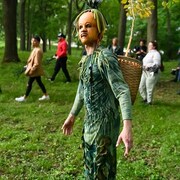 Trois images d'un parcours familial au milieu des arbres
On voit des personnages déguisés.
Arbracadabra est un parcours théâtral, ludique et engagé, où se marient arts du cirque et marionnettes. 